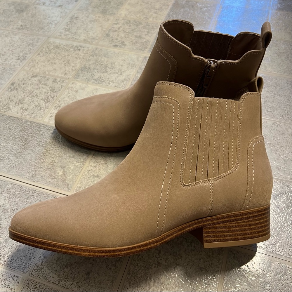 NWOB MIA Belle Taupe Ankle Booties